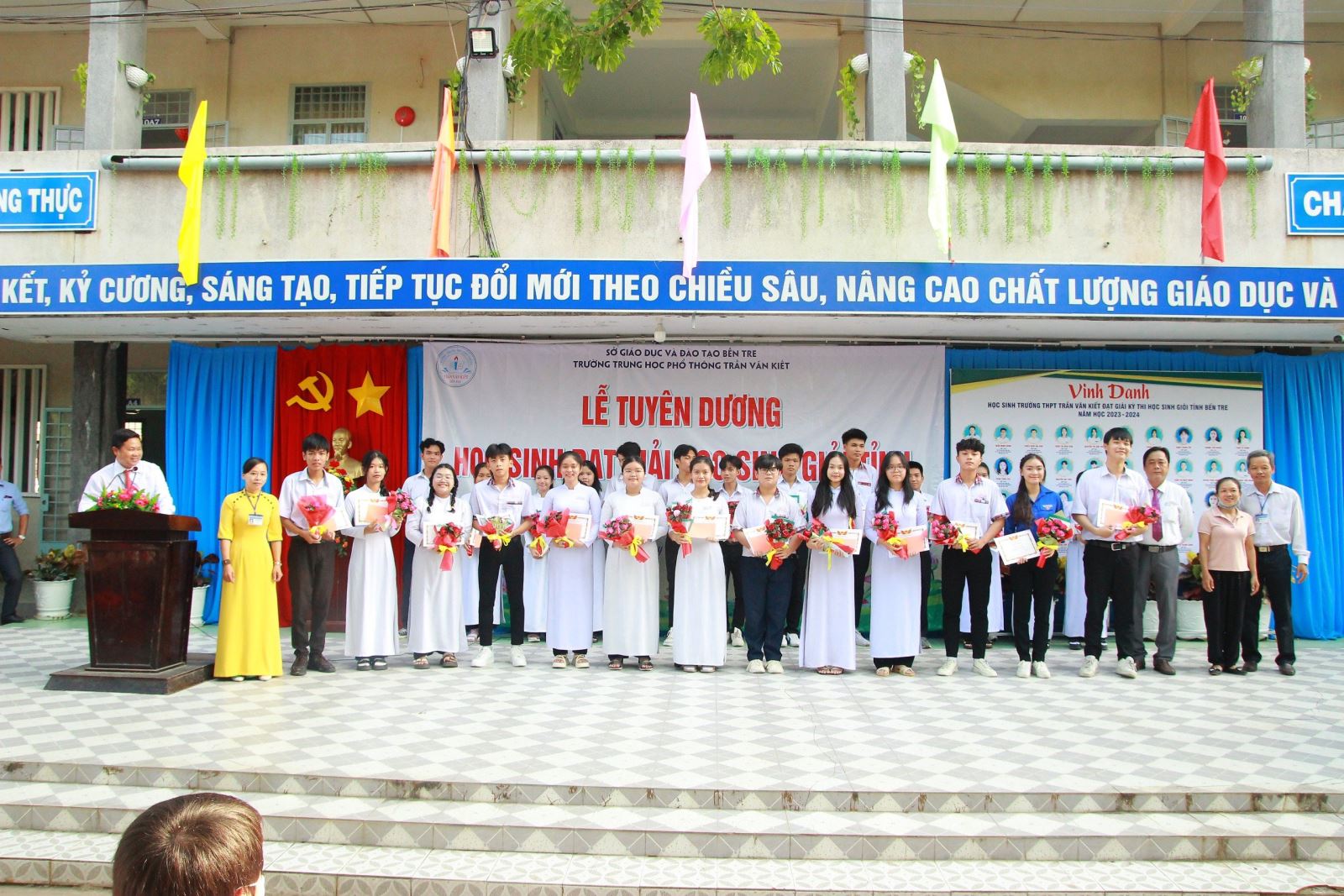 Khen thưởng học sinh đạt giải khuyến khích học sinh giỏi tỉnh