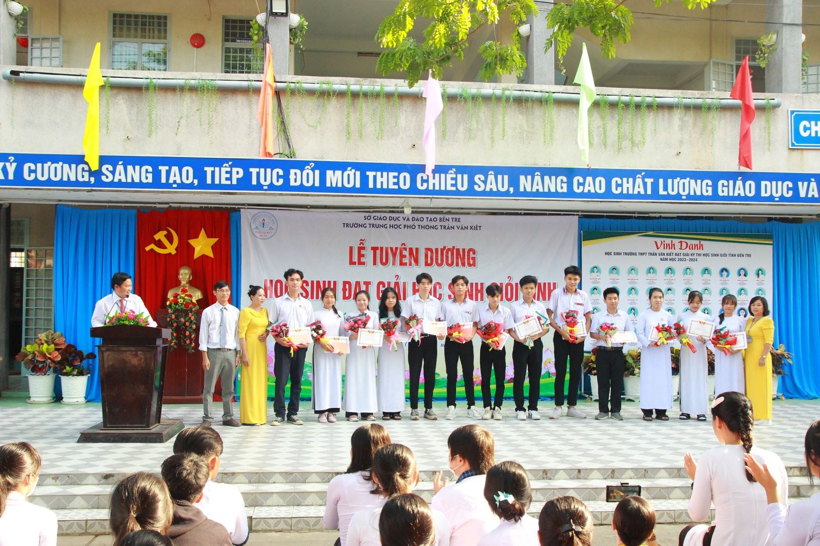 Khen thưởng học sinh đạt giải khuyến khích học sinh giỏi tỉnh