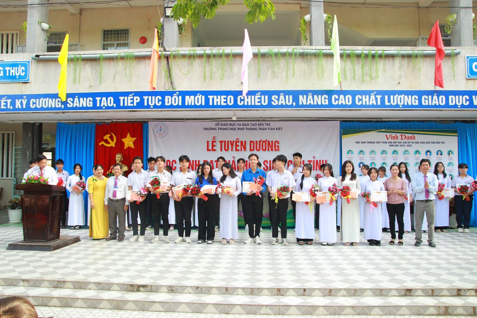 Khen thưởng học sinh đạt giải III  học sinh giỏi tỉnh